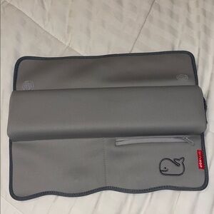 SKIP-HOP arm rest for the tub